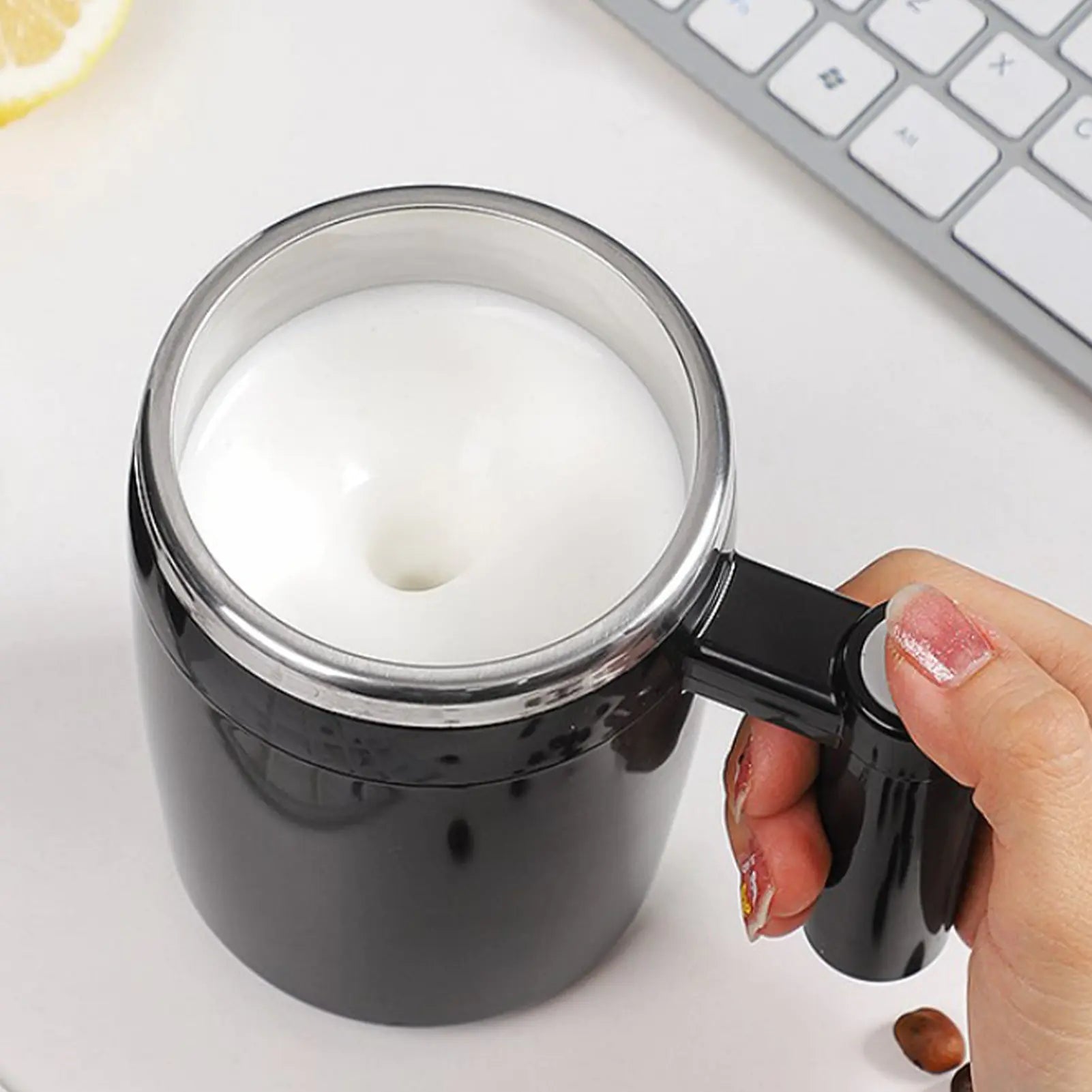 Tazza da caffè automatica -- il dispositivo ideale per mescolare senza sforzo --